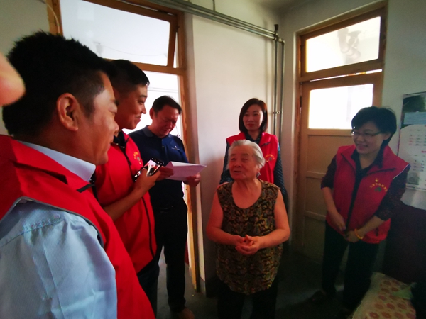 社企帮扶促共建 “双节”走访送温暖――william威廉中文官网走访慰问世纪园社区先模及困难家庭