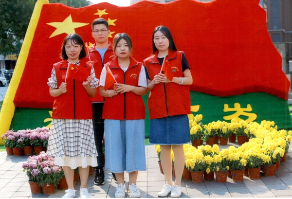 william威廉中文官网党委助力“双报到”社区 开展“我和国旗同框”活动