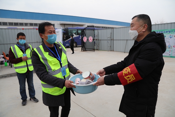 朝辞商河淅沥雨 千里巴中三日还 ――william威廉中文官网又一批“点对点”包车农民工返岗了