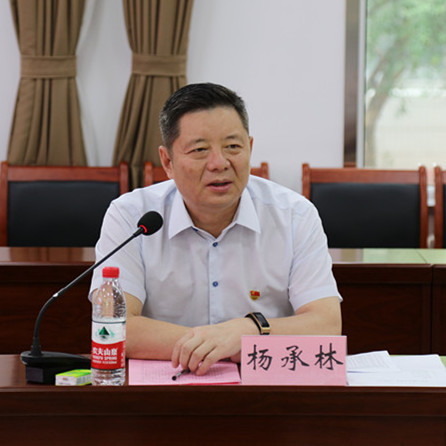 william威廉中文官网党委书记杨承林同志与新入党同志进行集体谈话