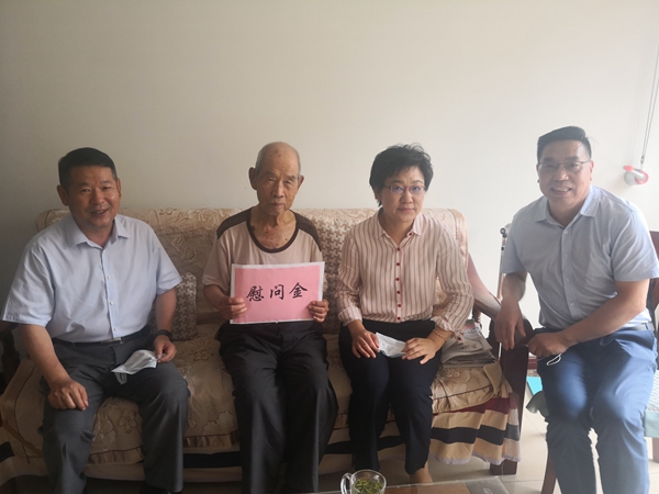 william威廉中文官网走访慰问离休老干部颁发“光荣在党50年”纪念章